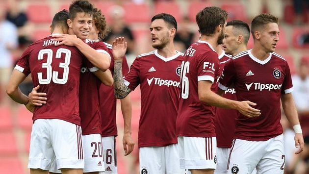 Sparťanská radost. Adam Hložek slaví svůj gól v utkání proti Karviné. Sparťanská radost. Adam Hložek slaví svůj gól v utkání proti Karviné.