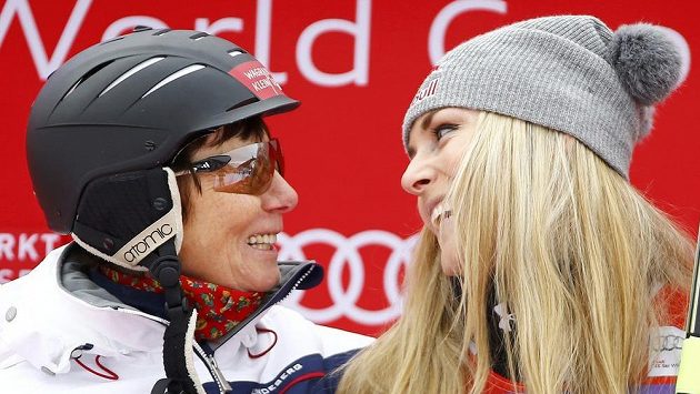 Lindsey Vonnová (vpravo) v družném rozhovoru s Annemarie Moserovou-Pröllovou, jejíž rekord v počtu vítězství ve sjezdech SP právě vyrovnala. Lindsey Vonnová (vpravo) v družném rozhovoru s Annemarie Moserovou-Pröllovou, jejíž rekord v počtu vítězství ve sjezdech SP právě vyrovnala.