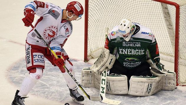 Zleva Cory Kane z Třince a brankář Karlových Varů Tomáš Závorka. Zleva Cory Kane z Třince a brankář Karlových Varů Tomáš Závorka.