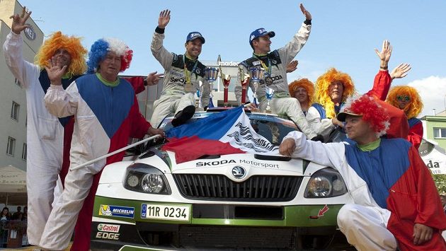 Vítězná posádka Barum rallye Jan Kopecký (vpravo) a Pavel Dresler s vozem Škoda Fabia S2000. Vítězná posádka Barum rallye Jan Kopecký (vpravo) a Pavel Dresler s vozem Škoda Fabia S2000.