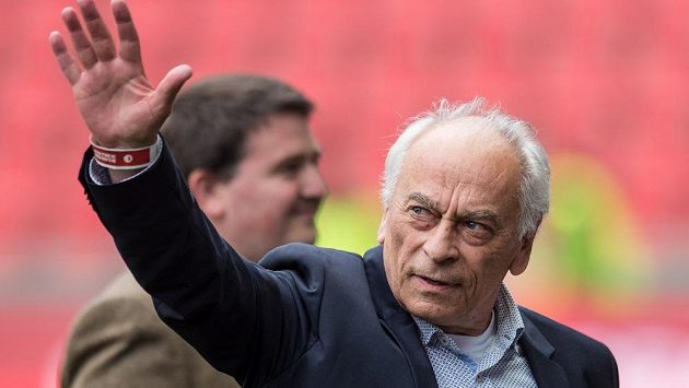 Trenér František Cipro vede fotbalisty doma v Hluboké nad Vltavou. Trenér František Cipro vede fotbalisty doma v Hluboké nad Vltavou.