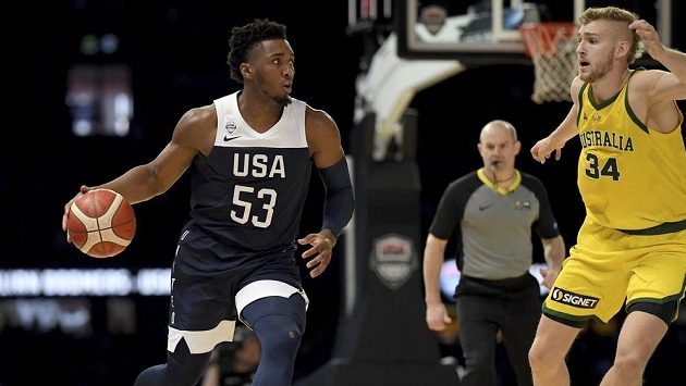 Američan Donovan Mitchell (vlevo) a Australan Jock Landale. Američan Donovan Mitchell (vlevo) a Australan Jock Landale.