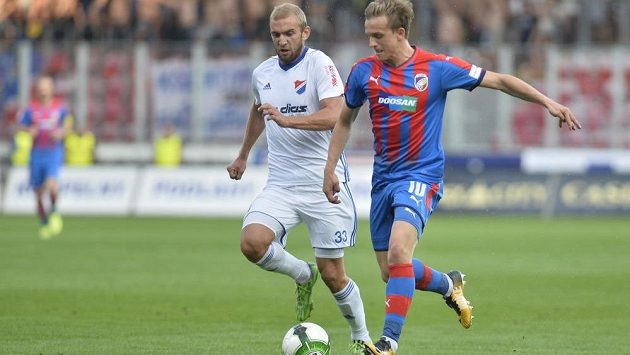 Jan Kopic z Plzně (vpravo) uniká s míčem Marku Hlinkovi z Ostravy v utkání 5. kola HET ligy. Jan Kopic z Plzně (vpravo) uniká s míčem Marku Hlinkovi z Ostravy v utkání 5. kola HET ligy.