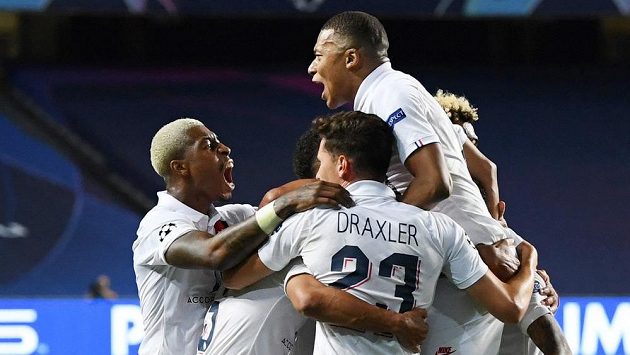 Fotbalisté PSG se radují z gólu proti Atalantě Bergamo. Duel čtvrtfinále Ligy mistrů Pařížané otočili až v samotném závěru. Fotbalisté PSG se radují z gólu proti Atalantě Bergamo. Duel čtvrtfinále Ligy mistrů Pařížané otočili až v samotném závěru.