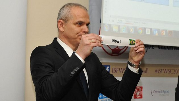 Vítězslav Lavička vylosoval českému týmu na MS středních škol Brazílii. Vítězslav Lavička vylosoval českému týmu na MS středních škol Brazílii.