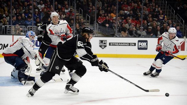 Švédský útočník Carl Hagelin (č. 62) ještě v dresu Los Angeles v utkání NHL právě proti Washingtonu. Švédský útočník Carl Hagelin (č. 62) ještě v dresu Los Angeles v utkání NHL právě proti Washingtonu.