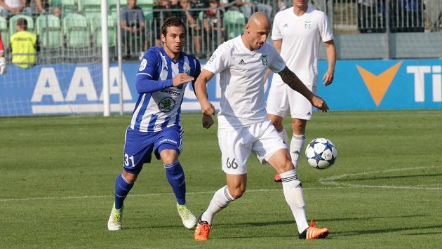 Zleva Stanislav Klobása z Mladé Boleslavi a Marek Janečka z Karviné. Zleva Stanislav Klobása z Mladé Boleslavi a Marek Janečka z Karviné.