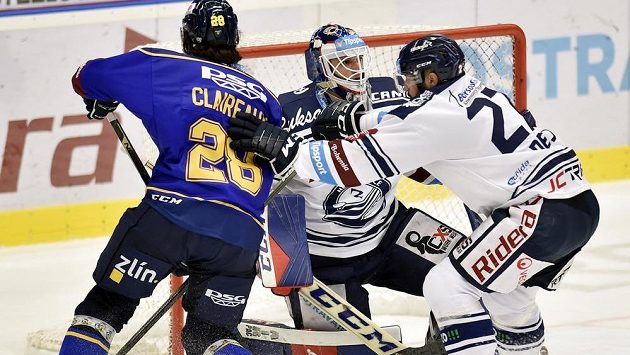Valentin Claireaux ze Zlína, brankář Vítkovic Miroslav Svoboda a Rastislav Dej z Vítkovic v akci během extraligového utkání. Valentin Claireaux ze Zlína, brankář Vítkovic Miroslav Svoboda a Rastislav Dej z Vítkovic v akci během extraligového utkání.