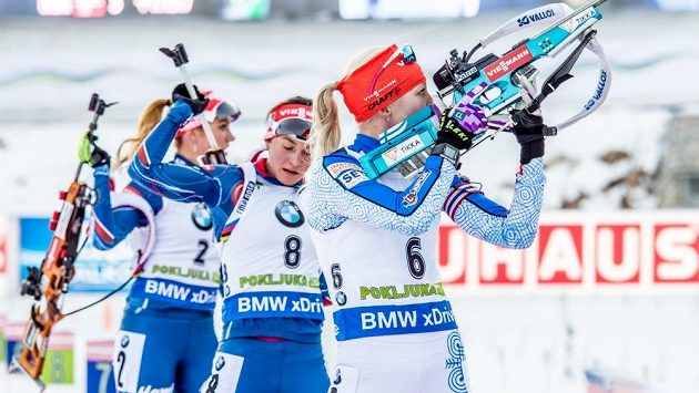 Kaisa Mäkäräinenová, Veronika Vítková a Gabriela Soukalová na střelnici ve Slovinské Pokljuce. Kaisa Mäkäräinenová, Veronika Vítková a Gabriela Soukalová na střelnici ve Slovinské Pokljuce.