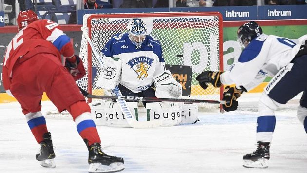 Michail Grigorenko (vlevo) z Ruska překonává finského brnakáře Juhu Metsolu. Michail Grigorenko (vlevo) z Ruska překonává finského brnakáře Juhu Metsolu.