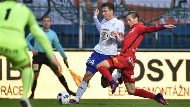Tomáš Přikryl z Mladé Boleslavi (vlevo) se snaží prosadit přes Jakuba Přichystala z Brna. Tomáš Přikryl z Mladé Boleslavi (vlevo) se snaží prosadit přes Jakuba Přichystala z Brna.