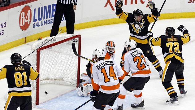 Kapitán Pittsburghu Sidney Crosby se raduje poté, co v prodloužení vstřelil vítězný gól v duelu proti Philadelphii. Kapitán Pittsburghu Sidney Crosby se raduje poté, co v prodloužení vstřelil vítězný gól v duelu proti Philadelphii.