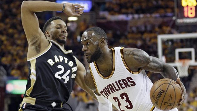 LeBron James (23) z Clevelandu a Norman Powell (24) z Toronta. LeBron James (23) z Clevelandu a Norman Powell (24) z Toronta.
