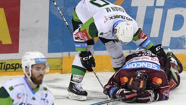 Richard Jarůšek ze Sparty (vpravo) leží na ledě po nárazu do mantinelu. Sklání se nad ním karlovarský Martin Rohan. Richard Jarůšek ze Sparty (vpravo) leží na ledě po nárazu do mantinelu. Sklání se nad ním karlovarský Martin Rohan.