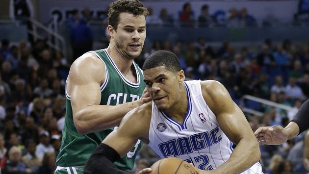 Baskatbalista Orlanda Magic Tobias Harris (vpravo) se prodírá kolem hráče Bostonu Celtic Krise Humphriese. Baskatbalista Orlanda Magic Tobias Harris (vpravo) se prodírá kolem hráče Bostonu Celtic Krise Humphriese.