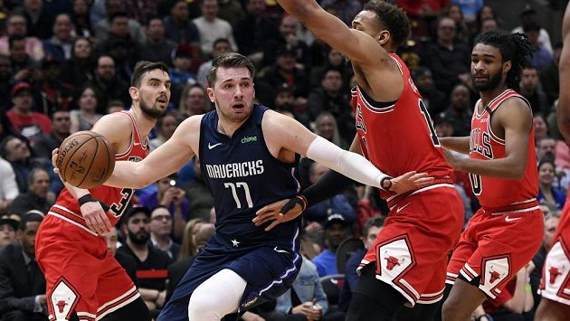 Akci basketbalisty Dallasu Mavericks Luky Dončiče (77) sleduje během utkání NBA také český hráč Tomáš Satoranský z Chicaga Bulls. Akci basketbalisty Dallasu Mavericks Luky Dončiče (77) sleduje během utkání NBA také český hráč Tomáš Satoranský z Chicaga Bulls.