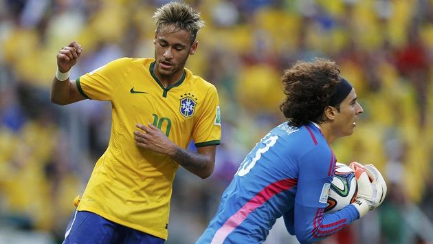 Guillermo Ochoa (vpravo) sebral míč před brazilskou hvězdou Neymarem. Guillermo Ochoa (vpravo) sebral míč před brazilskou hvězdou Neymarem.