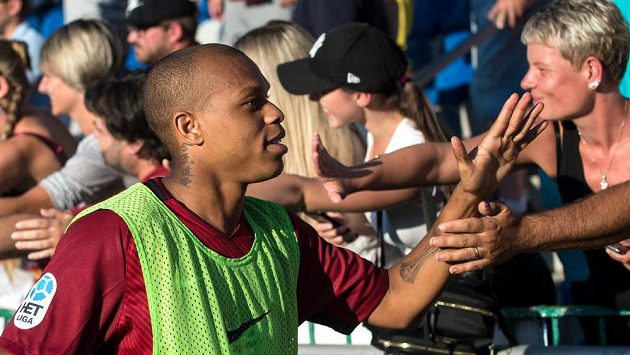Jonathan Biabiany poznal český fotbal, hrál na Spartě, teď je hráčem Parmy. Jonathan Biabiany poznal český fotbal, hrál na Spartě, teď je hráčem Parmy.