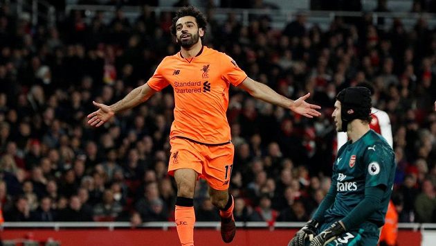 Liverpoolský Mohamed Salah se raduje právě překonal Petra Čecha v bráně Arsenalu. Liverpoolský Mohamed Salah se raduje právě překonal Petra Čecha v bráně Arsenalu.