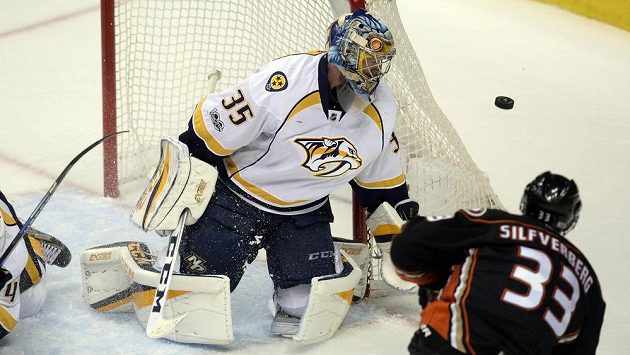 Gólman Nashvillu Pekka Rinne blokuje střelu Jakoba Silfverberga. Gólman Nashvillu Pekka Rinne blokuje střelu Jakoba Silfverberga.