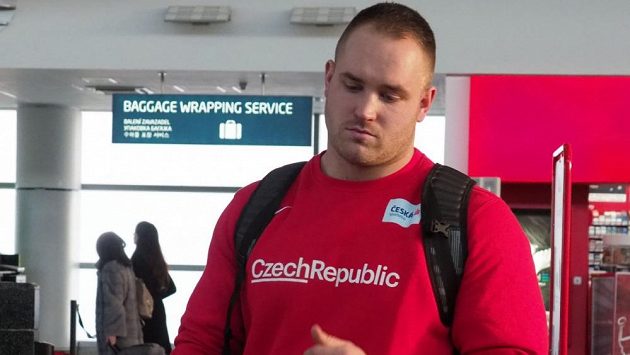 Koulař Tomáš Staněk při odletu na halové mistrovství světa v Birminghamu. Koulař Tomáš Staněk při odletu na halové mistrovství světa v Birminghamu.