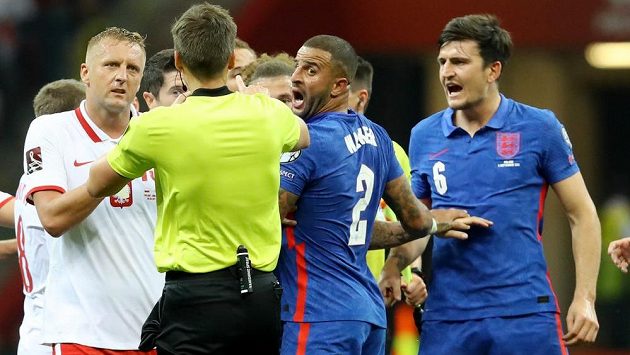 Polík Kamil Glik (vlevo)a Kyle Walker (uprostřed) v hádce u rozhodčího Daniela Sieberta. Polík Kamil Glik (vlevo)a Kyle Walker (uprostřed) v hádce u rozhodčího Daniela Sieberta.