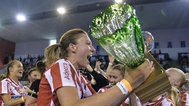 Kapitánka týmu Pixbo Wallenstam Eliška Krupnová s pohárem pro vítězky Czech Open. Kapitánka týmu Pixbo Wallenstam Eliška Krupnová s pohárem pro vítězky Czech Open.