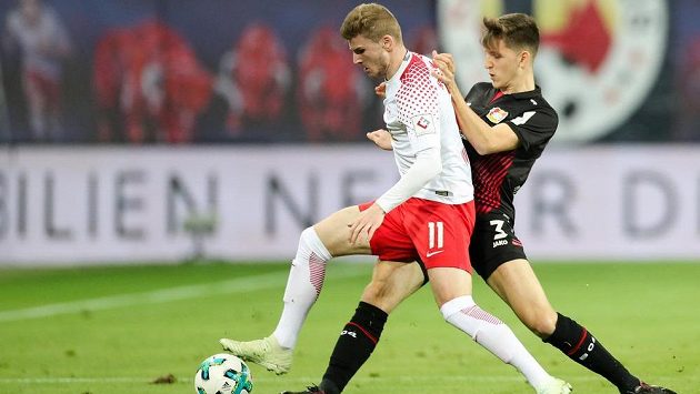 Fotbalista Lipska Timo Werner (vlevo) a Panagiotis Retsos z Leverkusenu. Fotbalista Lipska Timo Werner (vlevo) a Panagiotis Retsos z Leverkusenu.