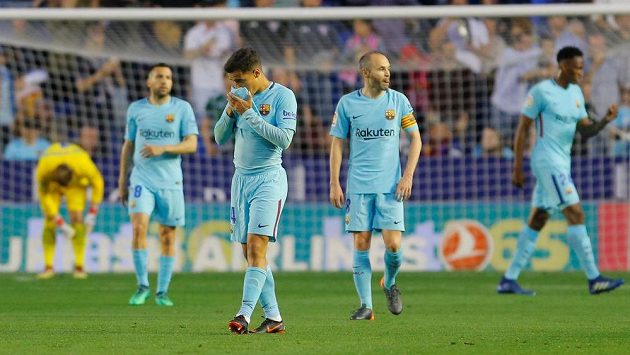Fotbalisté Barcelony se během ligového utkání na půdě Levante nestačili divit. Philippe Coutinho a Andres Iniesta nemohli uvěřit, že od Levante dostali pět branek. Fotbalisté Barcelony se během ligového utkání na půdě Levante nestačili divit. Philippe Coutinho a Andres Iniesta nemohli uvěřit, že od Levante dostali pět branek.