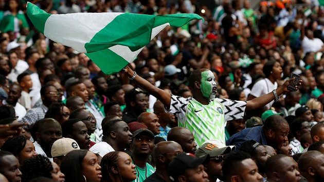 Fanoušci nigerijských fotbalistů v přátelském utkání proti Anglii. Fanoušci nigerijských fotbalistů v přátelském utkání proti Anglii.