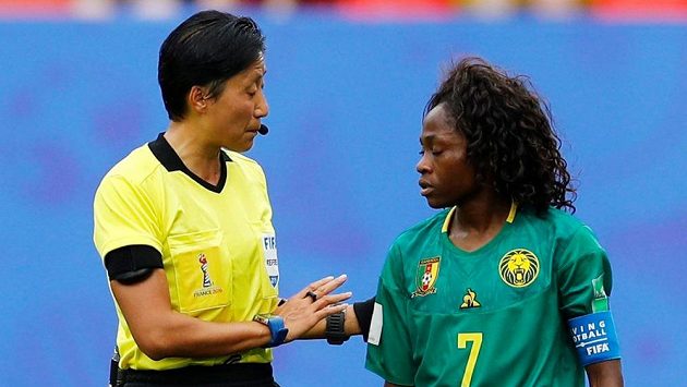 Kamerunská fotbalistka Gabrielle Aboudiová diskutuje s rozhodčí Liang Čchinovou během osmifinálového utkání mistrovství světa ve Francii. Kamerunská fotbalistka Gabrielle Aboudiová diskutuje s rozhodčí Liang Čchinovou během osmifinálového utkání mistrovství světa ve Francii.