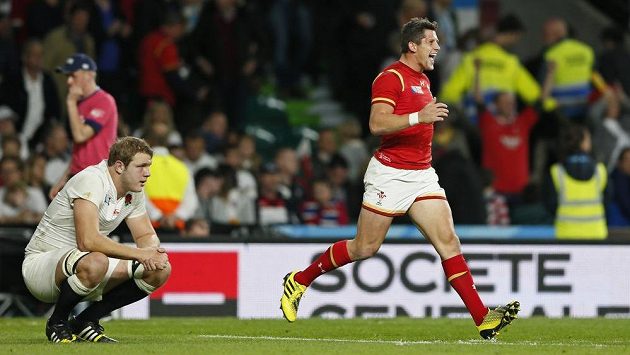 Velšan Lloyd Williams (vpravo) se raduje. Vlevo smutný Angličan Joe Launchbury. Velšan Lloyd Williams (vpravo) se raduje. Vlevo smutný Angličan Joe Launchbury.