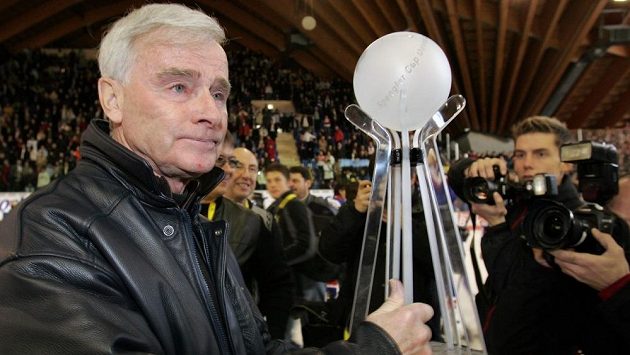 Legendární kanadský kouč Dave King s trofejí pro vítěze Spengler Cupu, k němuž dovedl tým Magnitogorsku v roce 2005. Legendární kanadský kouč Dave King s trofejí pro vítěze Spengler Cupu, k němuž dovedl tým Magnitogorsku v roce 2005.