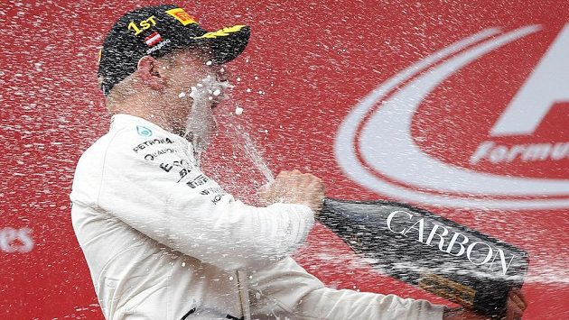 Fin Valtteri Bottas oslavuje vítězství ve Velké ceně Rakouska. Fin Valtteri Bottas oslavuje vítězství ve Velké ceně Rakouska.