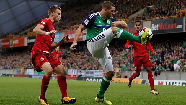 Fotbalista Severního Irska Conor Washington odehrává míč pod dohledem Tomáše Kalase a obránce Gebre Selassieho v utkání kvalifikace o postup na MS 2018. Fotbalista Severního Irska Conor Washington odehrává míč pod dohledem Tomáše Kalase a obránce Gebre Selassieho v utkání kvalifikace o postup na MS 2018.