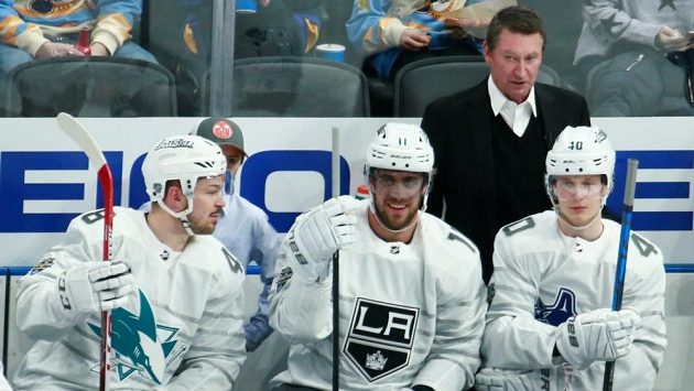 V Utkání hvězd se na střídačce Pacifické divize ukázal i nejlepší hokejista historie, Wayne Gretzky (vzadu). Na snímku je i Tomáš Hertl. (vlevo) V Utkání hvězd se na střídačce Pacifické divize ukázal i nejlepší hokejista historie, Wayne Gretzky (vzadu). Na snímku je i Tomáš Hertl. (vlevo)