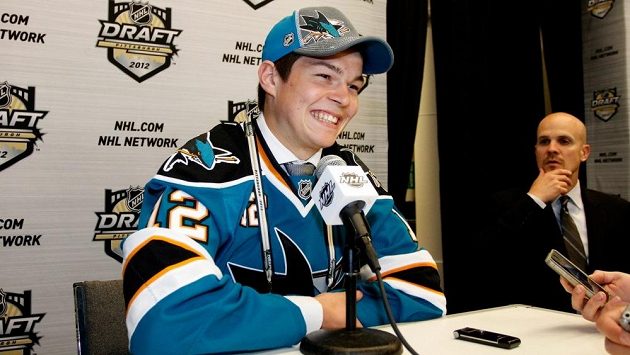 Tomáš Hertl v dresu San Jose krátce po draftu v roce 2012. Tomáš Hertl v dresu San Jose krátce po draftu v roce 2012.