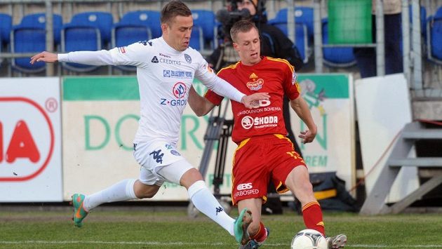 Obránce Slovácka Petr Reinberk (vlevo) a útočník Dukly Tomáš Berger. Obránce Slovácka Petr Reinberk (vlevo) a útočník Dukly Tomáš Berger.
