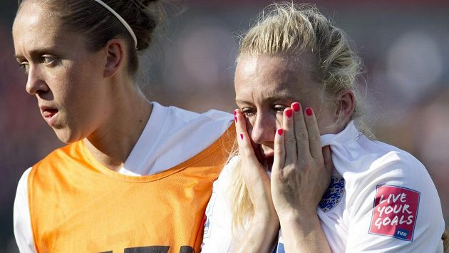Nešťastná Angličanka Laura Bassettová (vpravo) si dala v semifinále MS s Japonskem vlastní gól, na snímku s Josanne Potterovou. Nešťastná Angličanka Laura Bassettová (vpravo) si dala v semifinále MS s Japonskem vlastní gól, na snímku s Josanne Potterovou.