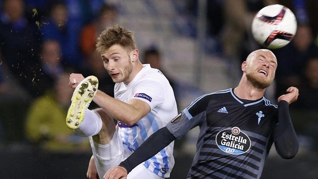 Jakub Brabec (vlevo) z Genku a John Guidetti z Celty Vigo v odvetě čtvrtfinále Evropské ligy. Jakub Brabec (vlevo) z Genku a John Guidetti z Celty Vigo v odvetě čtvrtfinále Evropské ligy.