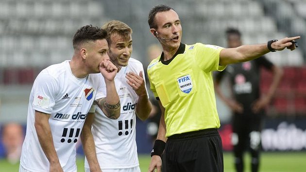 Zleva Daniel Holzer a Nemanja Kuzmanovič z Ostravy a sudí Petr Ardeleanu. Zleva Daniel Holzer a Nemanja Kuzmanovič z Ostravy a sudí Petr Ardeleanu.