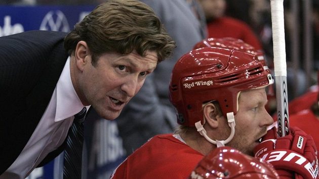 Mike Babcock udílí coby kouč Detroitu pokyny svému svěřenci Johanu Franzénovi. Mike Babcock udílí coby kouč Detroitu pokyny svému svěřenci Johanu Franzénovi.