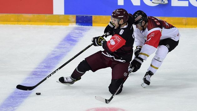 Zleva Lukáš Cingel ze Sparty a Mikael Ruohomaa z Kärpätu. Zleva Lukáš Cingel ze Sparty a Mikael Ruohomaa z Kärpätu.
