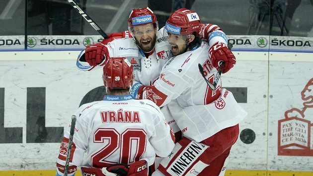Martin Růžička z Třince (uprostřed) se raduje z vítězného gólu v utkání proti Mladé Boleslavi. Martin Růžička z Třince (uprostřed) se raduje z vítězného gólu v utkání proti Mladé Boleslavi.