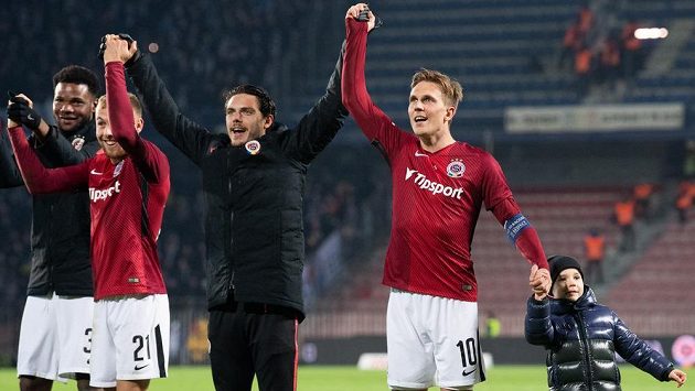 Fotbalisté Sparty (zleva) Benjamin Tetteh, Martin Hašek, David Moberg Karlsson a Bořek Dočkal se synem během děkovačky s fanoušky po utkání s Baníkem. Fotbalisté Sparty (zleva) Benjamin Tetteh, Martin Hašek, David Moberg Karlsson a Bořek Dočkal se synem během děkovačky s fanoušky po utkání s Baníkem.