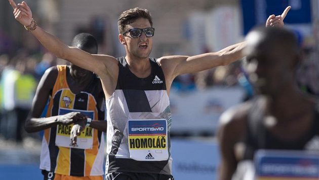 Nejlepší český běžec Jiří Homoláč v cíli 18. ročníku pražského půlmaratonu. Nejlepší český běžec Jiří Homoláč v cíli 18. ročníku pražského půlmaratonu.
