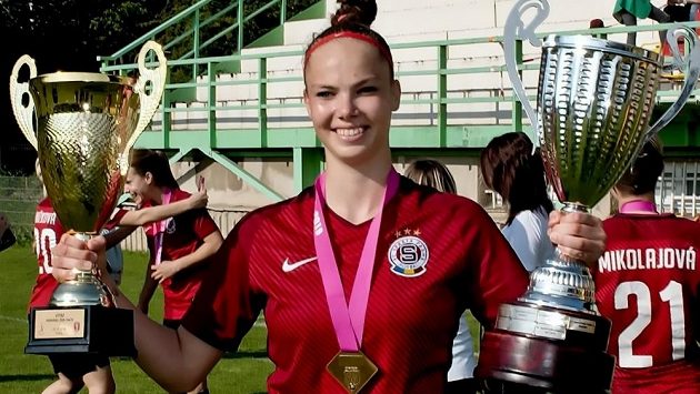 Fotbalistka Sparty Andrea Stašková s poháry pro vítěze české ligy a domácího poháru. Fotbalistka Sparty Andrea Stašková s poháry pro vítěze české ligy a domácího poháru.