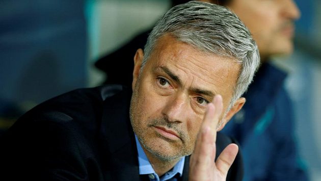 Portugalský trenér José Mourinho bude pravděpodobně od nové sezóny novým trenérem Manchesteru United. Portugalský trenér José Mourinho bude pravděpodobně od nové sezóny novým trenérem Manchesteru United.