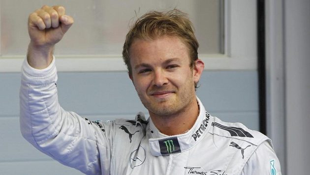 Triumfální gesto pilota Mercedesu Nika Rosberga po vítězství v kvalifikaci. Triumfální gesto pilota Mercedesu Nika Rosberga po vítězství v kvalifikaci.
