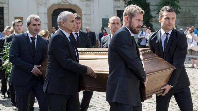 Poslední rozloučení s Rudolfem Baťou. Zleva s rakví Jan Suchopárek, Vítězslav Lavička, Zdeněk Grygera, Zdeněk Svoboda, Tomáš Hübschman a David Lafata. Poslední rozloučení s Rudolfem Baťou. Zleva s rakví Jan Suchopárek, Vítězslav Lavička, Zdeněk Grygera, Zdeněk Svoboda, Tomáš Hübschman a David Lafata.